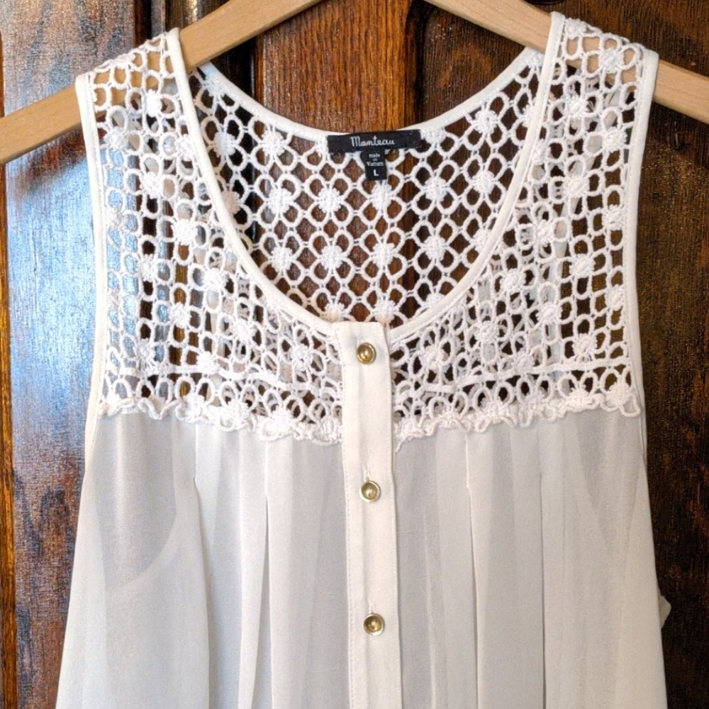 Beautiful details flowy tank